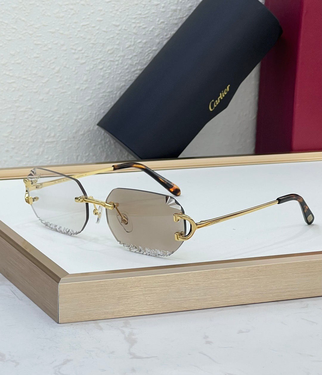 New series of cut lens sunglasses can change color under ultraviolet light