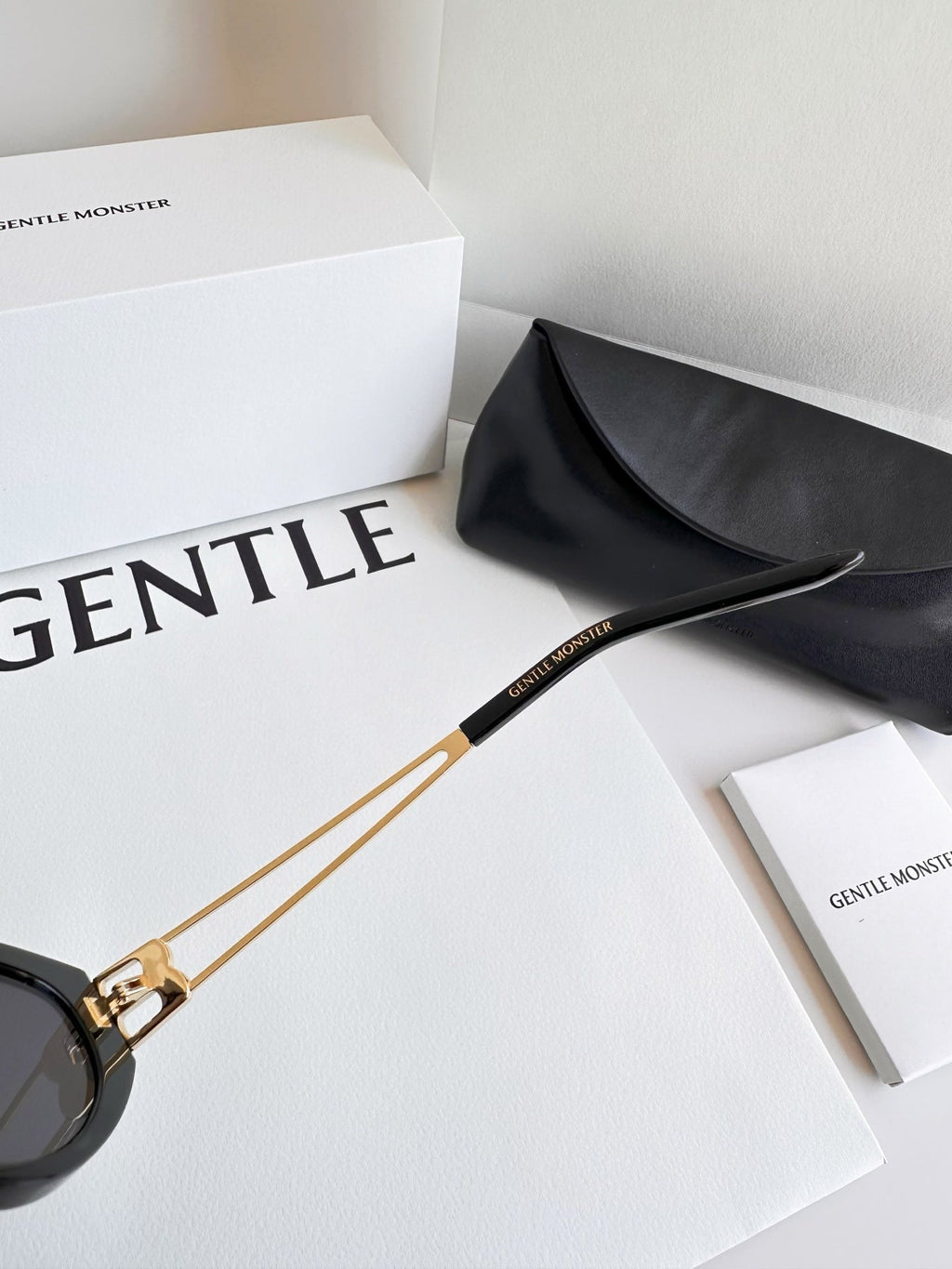 Cat-eye sunglasses with high-definition nylon lenses and metal temples