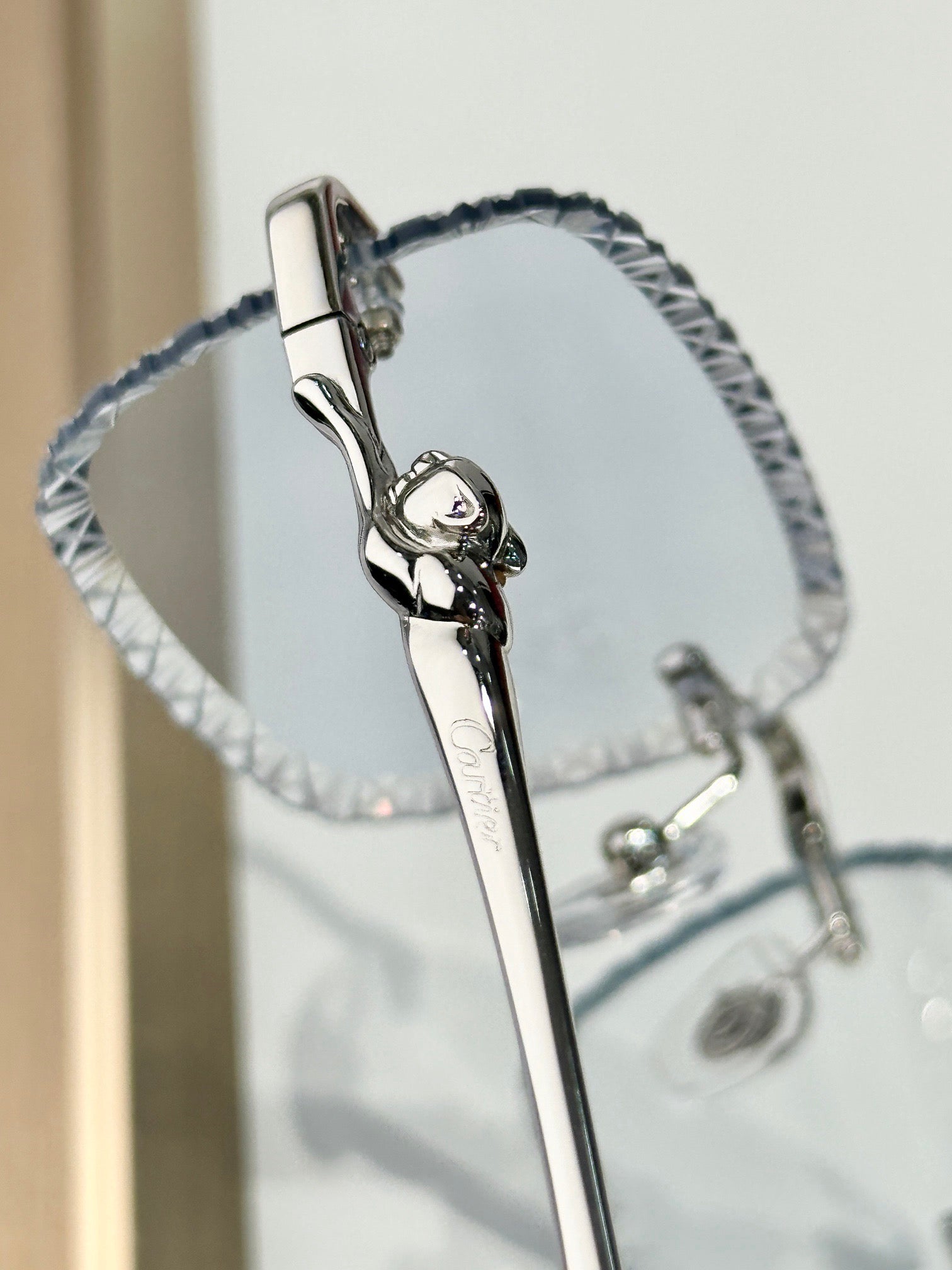 Diamond-cut glasses that change color when exposed to ultraviolet light