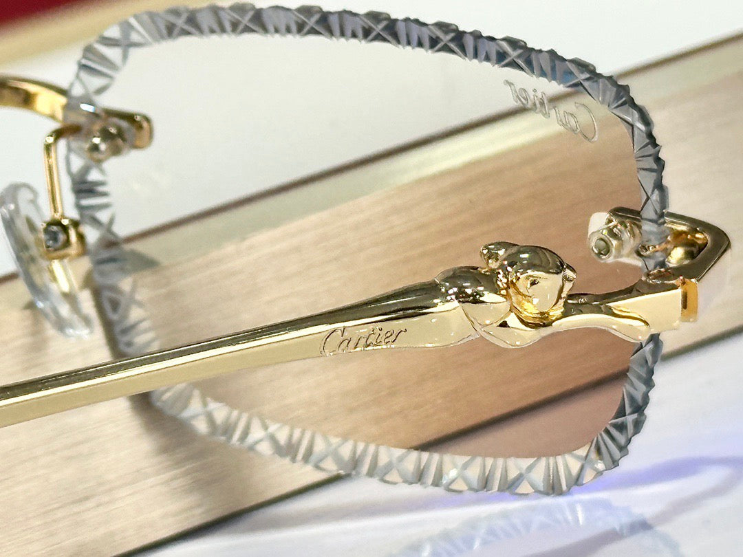 Diamond-cut glasses that change color when exposed to ultraviolet light