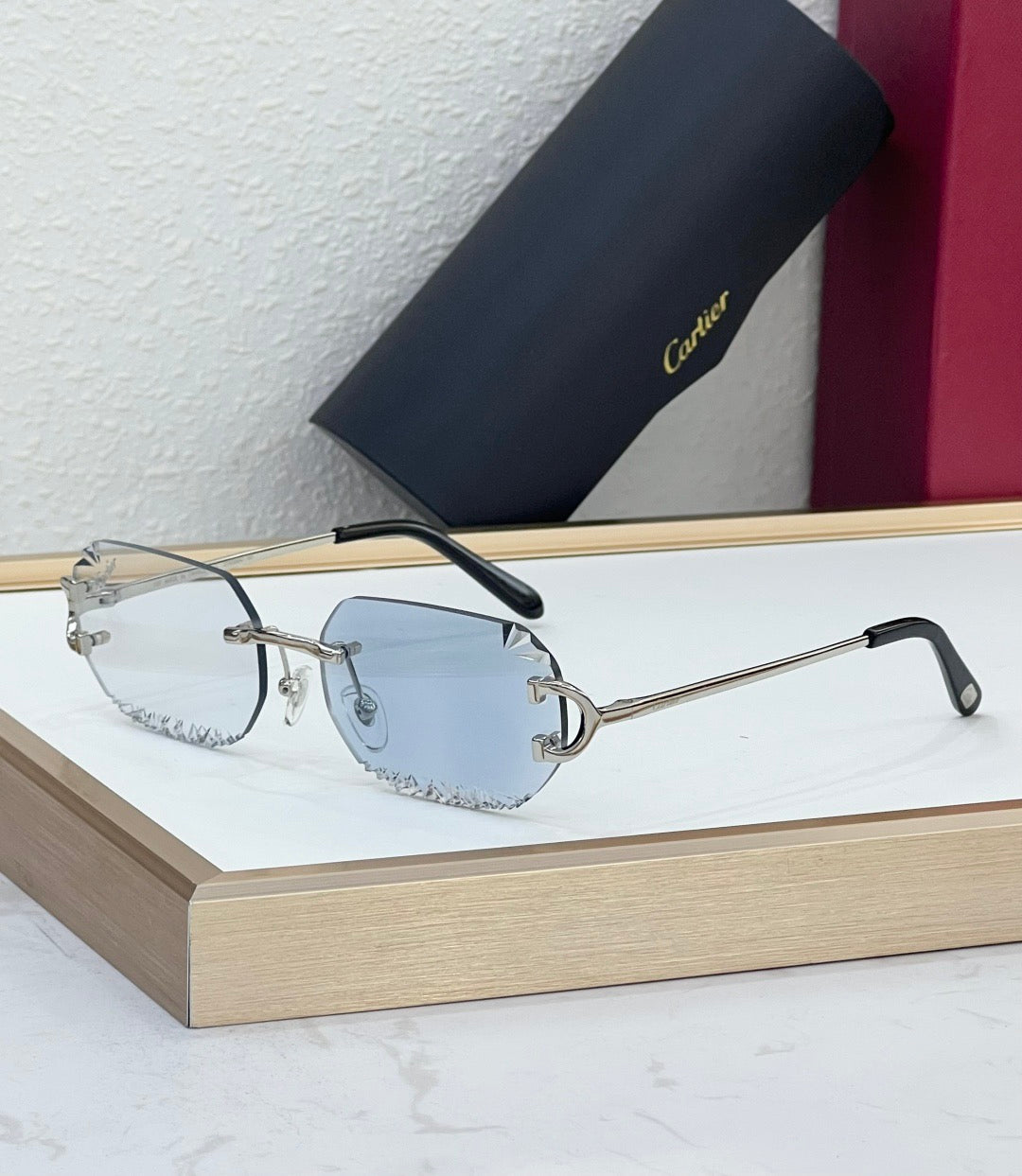 New series of cut lens sunglasses can change color under ultraviolet light